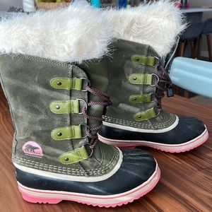 SOREL green waterproof winter boots, big girls 3.